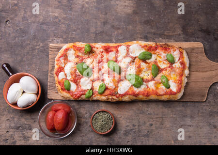 Pala Romana Pizza auf Draufsicht rustikale Stilleben Komposition Stockfoto