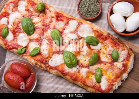 Pala Romana Pizza auf Draufsicht rustikale Stilleben Komposition Stockfoto