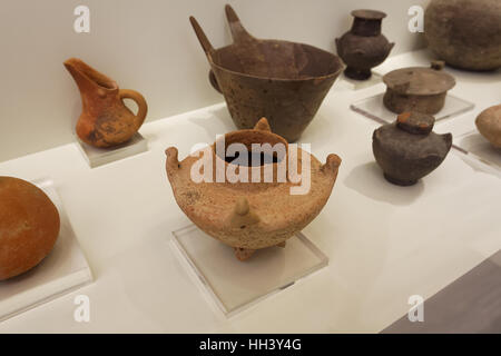 Verschiedene Keramik Krüge Gefäße im archäologischen Museum von Heraklion, minoische Kultur, Kreta, Griechenland Stockfoto