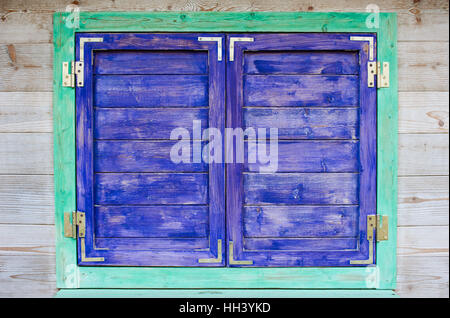 blaue Fenster mit geschlossenen Türen Stockfoto