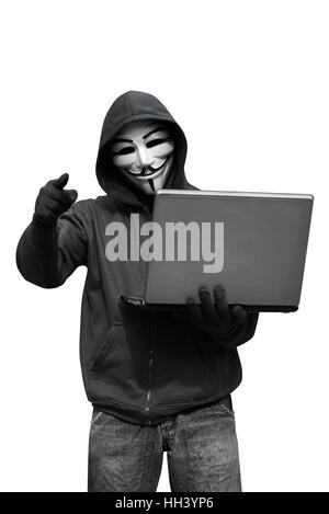 Kapuzen-Hacker mit Maske hält Laptop beim ernennen auf weißen Hintergrund isoliert Stockfoto