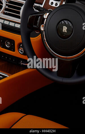 Rolls-Royce Motor Cars, Innenraum Detail des Rolls-Royce Dawn in orange Stockfoto