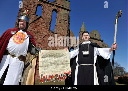 Die Erklärung von Arbroath 1320. König Robert Bruce und Abt Bernard hält das Dokument in Arbroath Abbey. Stockfoto