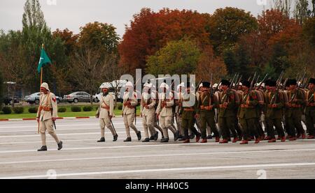 Historische türkische Soldaten führte eine Show während der Feiern der 87. Jahrestag der türkischen Republik. Stockfoto