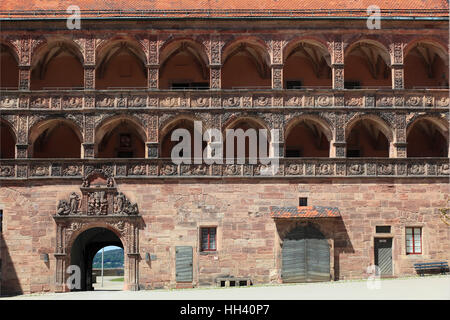 Das Schoene Hof, Renaissance Innenhof mit Reliefs Bilder zwischen den Arkaden, Hohenzollernresidenz, Burg Plassenburg, Kulm Stockfoto