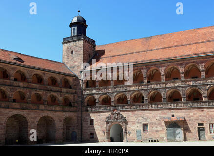 Das Schoene Hof, Renaissance Innenhof mit Reliefs Bilder zwischen den Arkaden, Hohenzollernresidenz Plassenburg, Kulmbach, Franken, Oberbayern Stockfoto