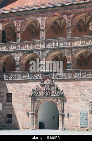 Das Schoene Hof, Renaissance Innenhof mit Reliefs Bilder zwischen den Arkaden, Hohenzollernresidenz Plassenburg, Kulmbach, Franken, Oberbayern Stockfoto