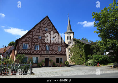 Zweigeschossige Satteldach Konstruktion mit dekorativen Giebel, ehemalige Gerichtsgebäude in der hinteren Pfarrkirche St. Johannes, Schwarzach, Stockfoto