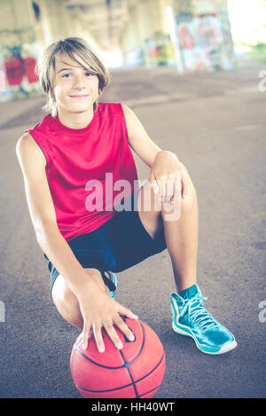 junge Basketballer in unterirdischen Situation der Stadt Stockfoto