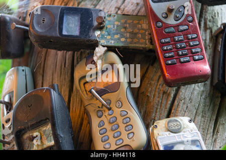 Alten Handys an Baum genagelt gebrochen Stockfoto