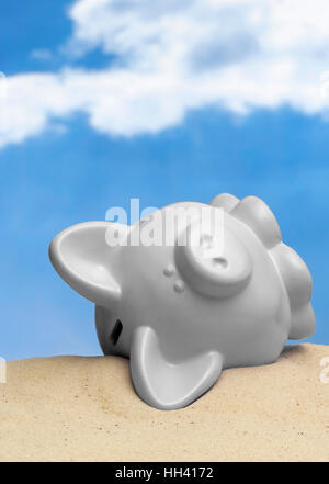 Piggy Bank in die Wüste auf dem Sand liegen Stockfoto