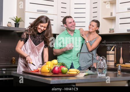Drei Freunde, die Spaß in der Küche Stockfoto