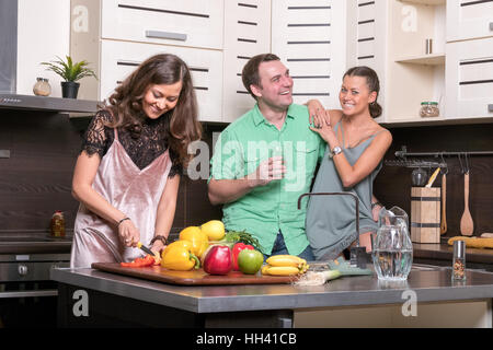 Drei Freunde, die Spaß in der Küche Stockfoto