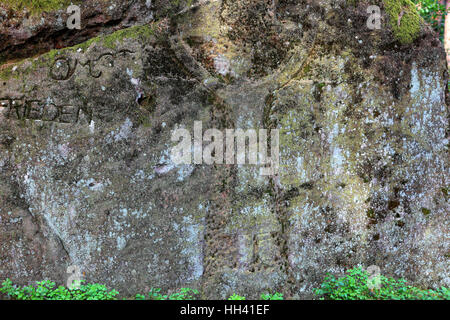 Verwitterte flache Relief, voraussichtlich Volto Santo Typ, Kruzifix, Teil von einem alten Pilgerweg, Ernst-Michel Felsen in der Nähe von Mainleus, Landkreis Kulmbach Stockfoto