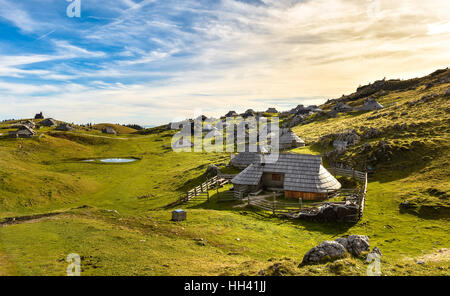 Ferienhaus Berghütte oder Haus auf idyllischen Hügel Velika Planina. Bio Öko-Landbau gesundes Leben. Reiseziel für Familien wandern. Stockfoto