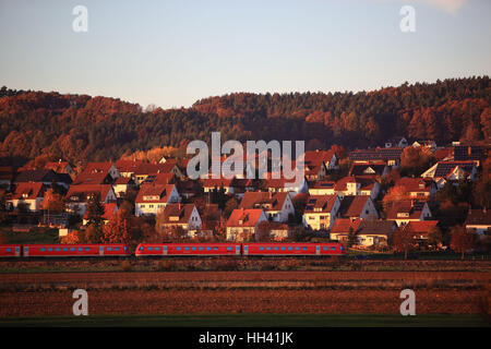 die Oberauhof im Herbst in der Abendsonne mit Blick auf den Teil Burghaig, Kulmbach, Upper Franconia, Bayern, Deutschland Stockfoto