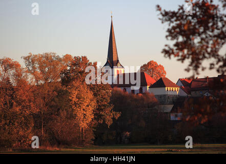 die Oberauhof im Herbst in der Abendsonne und Blick auf die Kirche in Melkendorf, Kulmbach, Upper Franconia, Bayern, Deutschland Stockfoto