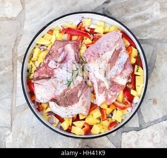 Der traditionelle balkan Türkisch-bosnischen Dalmatiner Mahlzeit "Peka" in Metall-Töpfen Kochen Sac Sach oder Sache genannt. Traditionelle Braten Schwein Rind oder Kalb. Weiche Stockfoto