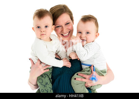 Mutter ist tragen von Zwillingen und lächelnd. Glückliche Familie mit Zwillingen und glückliche Mutter. Stockfoto
