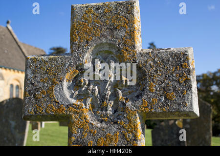 Flechten auf grabstein Kreuz der St. Maria Kirche batsford Cotswolds uk Stockfoto