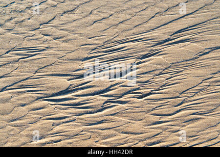 Wasser-Muster auf Sand mit Schatten und Licht des Morgens Stockfoto