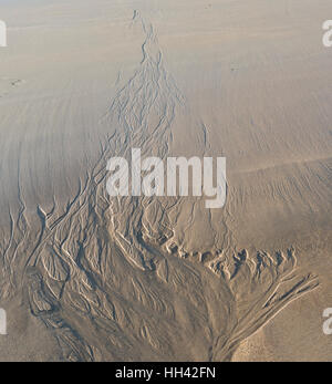 Wasser-Muster auf Sand mit Schatten und Licht des Morgens Stockfoto