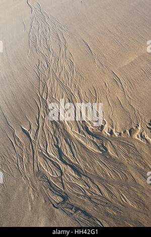 Wasser-Muster auf Sand mit Schatten und Licht des Morgens Stockfoto