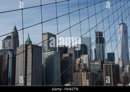 Gebäude des Finanzviertels hinter die Anordnung der Aufhängeseile aus Brooklyn-Bridge gesehen. Lower Manhattan, NYC Stockfoto