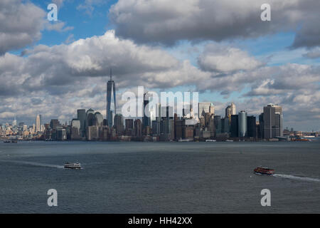 Skyline von New York City. Der Financial District von Lower Manhattan in der Upper New York Bay (gesehen vom Hafen von New York). USA Stockfoto