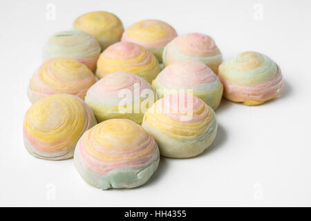 chinesische Gebäck oder mungobohne Bean mit Eigelb isoliert auf weiss Stockfoto