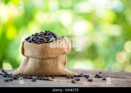 Kaffeebohnen in einem Sack Tasche auf einem Natur-Hintergrund Stockfoto