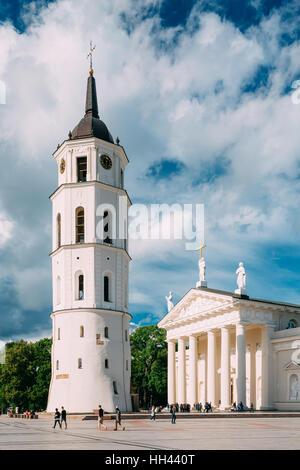 Vilnius, Litauen. Blick auf den Glockenturm und die Fassade der Kathedrale Basilica Of St. Stanislaus und St. Vladislav am Domplatz, Wahrzeichen, Show Stockfoto