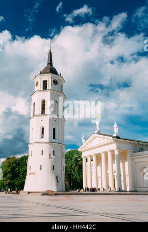 Vilnius, Litauen. Kathedrale Basilica Of St. Stanislaus und St. Vladislav mit dem Glockenturm im sonnigen Sommertag, blau bewölktem Himmelshintergrund. Roman Stockfoto