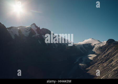 Grossglockner Mountain und Pasterzengletscher gegen Sonne, Kärnten und Ost-Tirol, Österreich Stockfoto