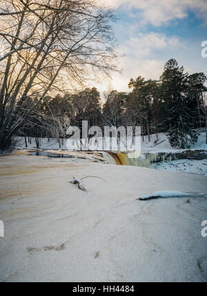 Teilweise gefrorenen Keila-Joa Wasserfall von Winter Sonnenuntergang. Langzeitbelichtung Vertorama. Harjumaa, Estland Stockfoto