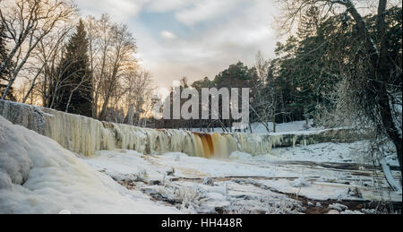 Keila-Joa Wasserfall von Winter Sonnenuntergang. Panorama Langzeitbelichtung. Harjumaa, Estland Stockfoto