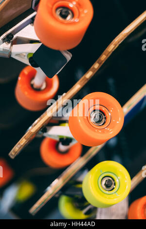 Detailansicht des bunten Skateboards angezeigt am Rack auf Verkauf im Shop einkaufen zu schließen. Stockfoto