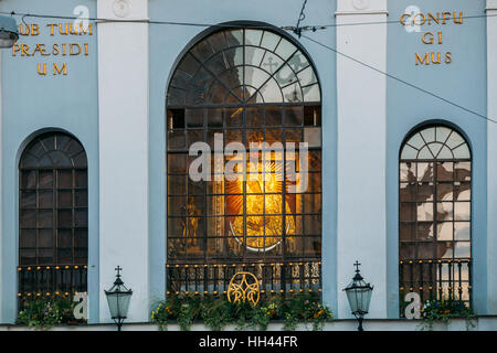 Vilnius, Litauen. Blick durch die Fenster der Kapelle im Tor der Morgenröte der Ikone der Gottesmutter, der Heiligen Jungfrau Maria Mutter der Barmherzigkeit. Stockfoto