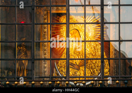 Vilnius, Litauen. Die Ikone der Gottesmutter, der Heiligen Jungfrau Maria Mutter der Barmherzigkeit, Blick durch das Rahmenfenster der Kapelle In das Tor der Morgenröte. Stockfoto