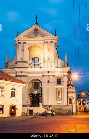 Vilnius, Litauen. Ansicht der alten frühen barocken katholischen Kirche von St. Teresa auf beleuchteten Ausros Vartu Straße. Wahrzeichen der Altstadt, Archi Stockfoto