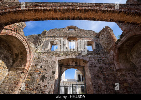 Ruinen einer alten spanischen Kirche im Casco Viejo-Panama-Stadt Stockfoto