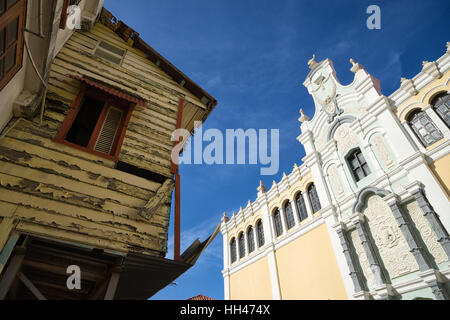 Koloniale Gebäude-Fassade neu renoviert in einem zerstörten Gebäude aus Holz Stockfoto