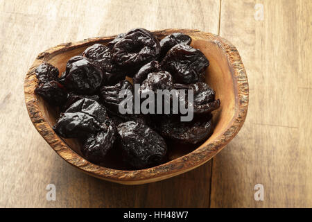 Pflaumen in Holzschale Stockfoto