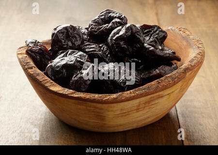 Pflaumen in Holzschale Stockfoto