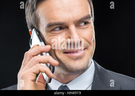 Close-up Portrait von schönen lächelnden Geschäftsmann am Smartphone sprechen Stockfoto