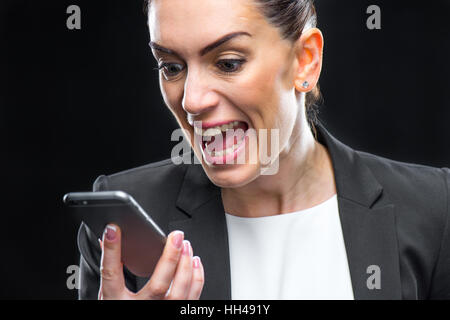 Wütend Geschäftsfrau mit Smartphone und schreien Stockfoto