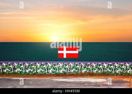 Dänemark Flagge auf eine Betonwand mit Himmel bei Sonnenuntergang. Stockfoto