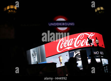 Einen Überblick über die Werbebildschirme am Piccadilly Circus, Londons, bevor sie in Vorbereitung auf die Sanierung abgeschaltet wurden. Stockfoto