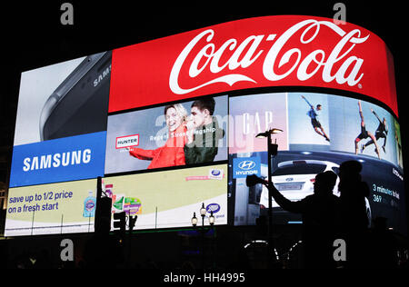 Einen Überblick über die Werbebildschirme am Piccadilly Circus, Londons, bevor sie in Vorbereitung auf die Sanierung abgeschaltet wurden. Stockfoto