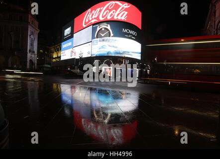 Einen Überblick über die Werbebildschirme am Piccadilly Circus, Londons, bevor sie in Vorbereitung auf die Sanierung abgeschaltet wurden. Stockfoto